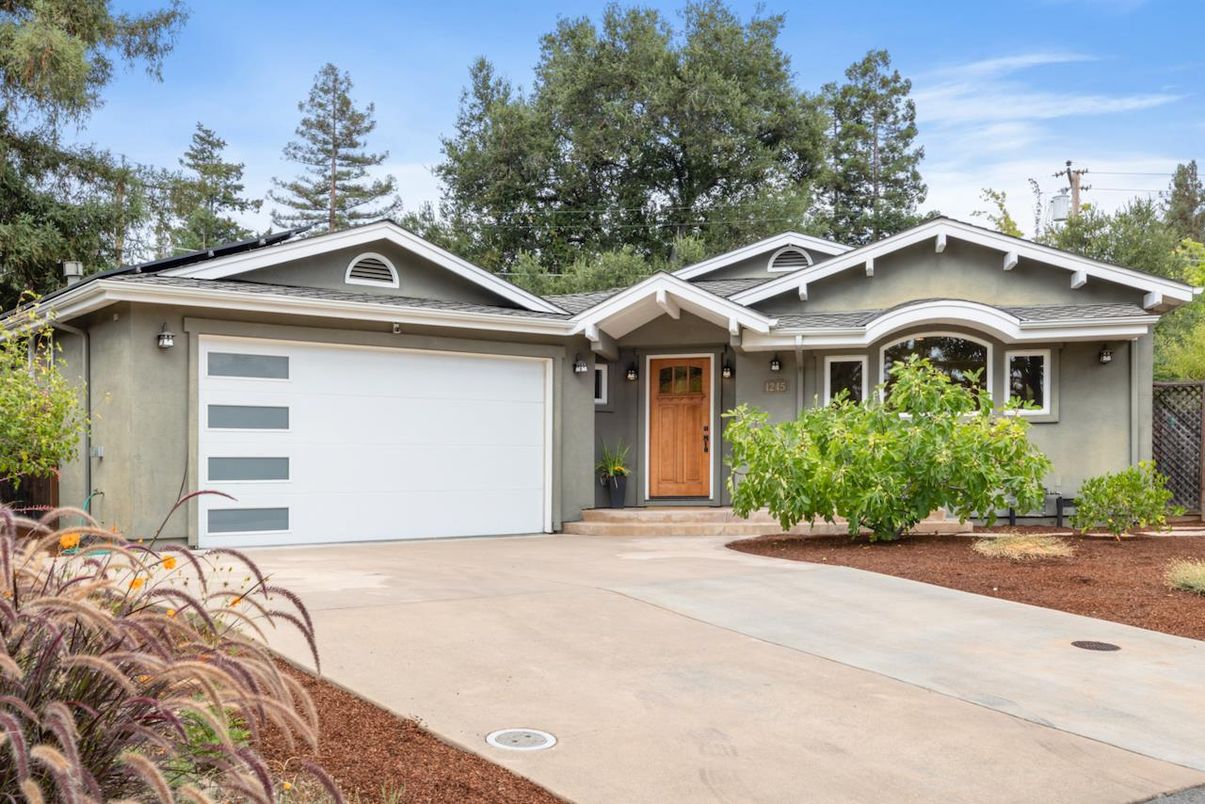 Attached, Exterior, Facade, Ranch