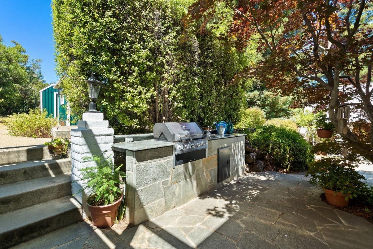 Exterior, Outdoor Kitchen