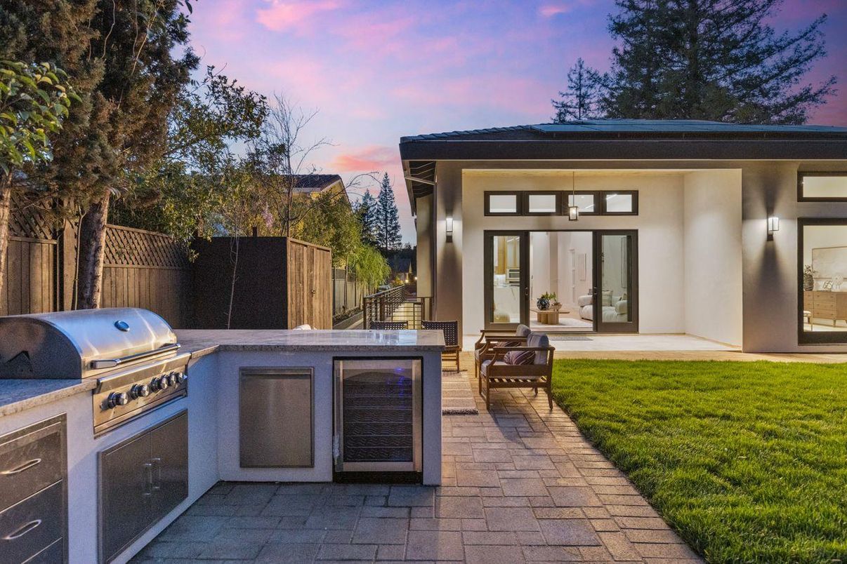 Exterior, Outdoor Kitchen