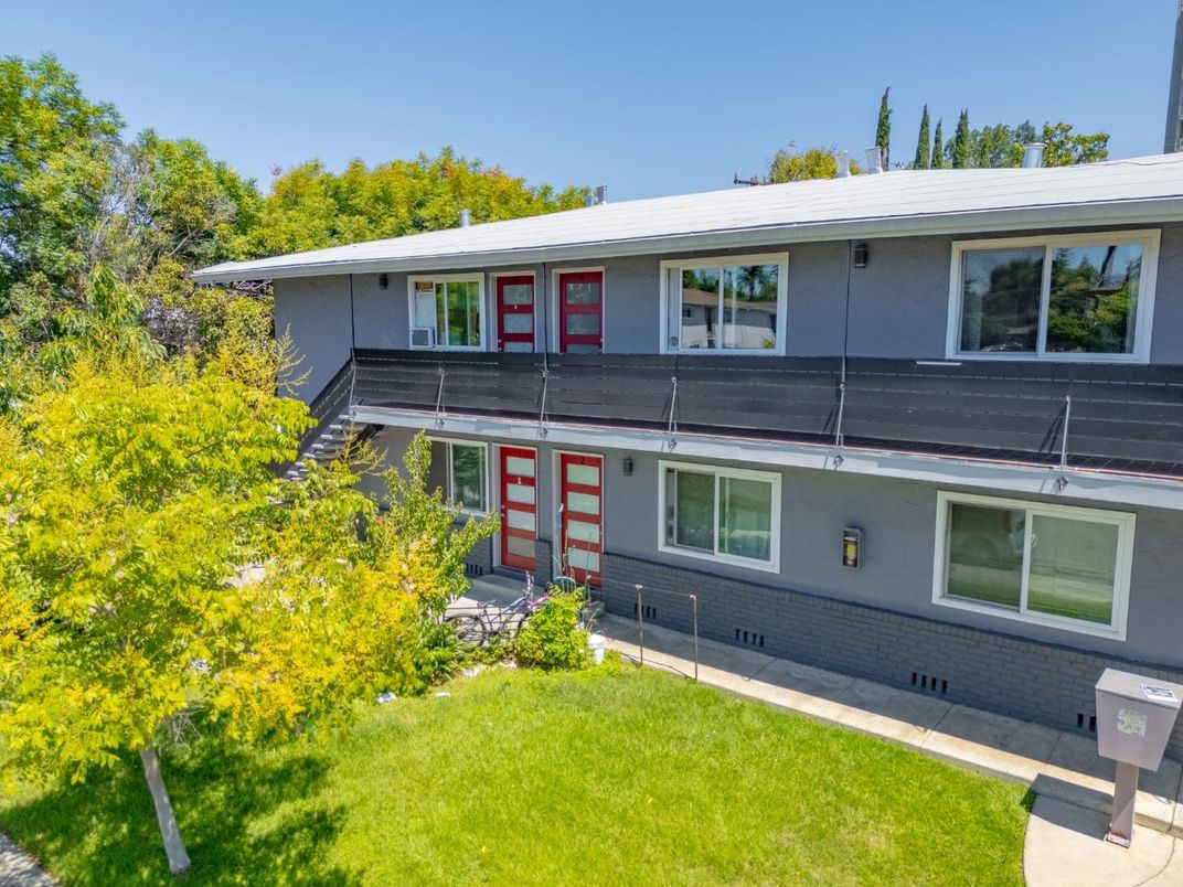 Exterior, Facade, Raised Ranch