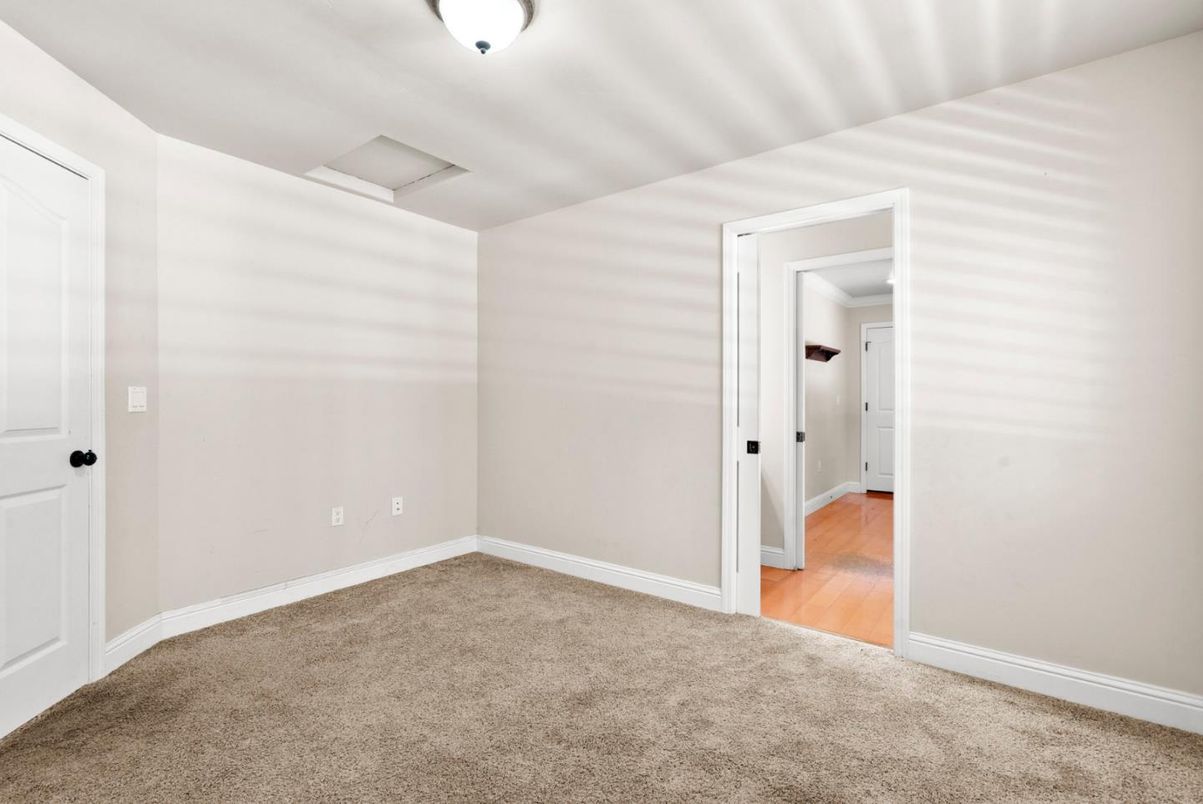 Empty room, Interior