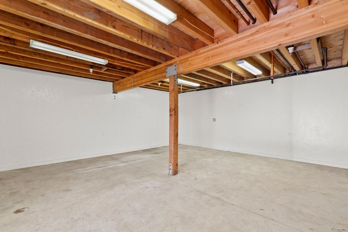 Empty room, Interior, Wooden Beams, Wooden Ceilings