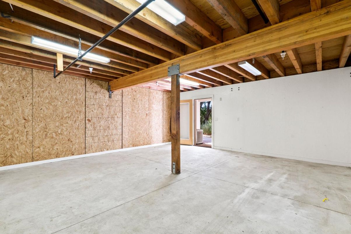 Empty room, Interior, Wooden Beams, Wooden Ceilings