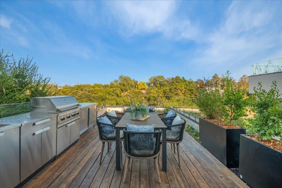 Exterior, Outdoor Kitchen