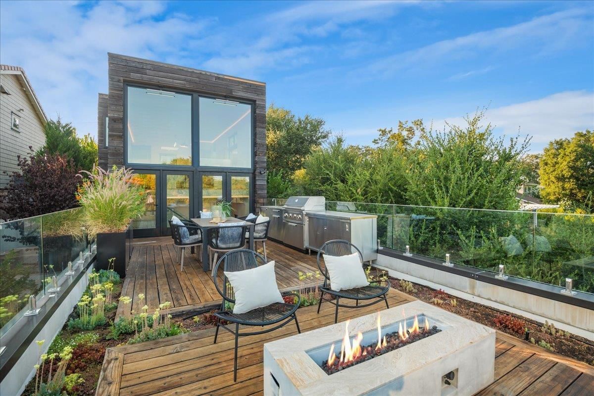 Exterior, Outdoor Kitchen