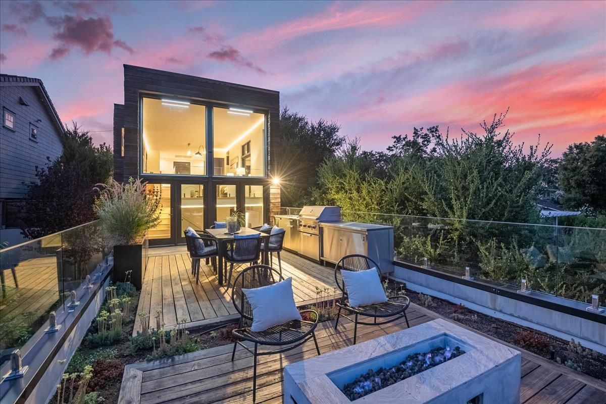 Exterior, Outdoor Kitchen