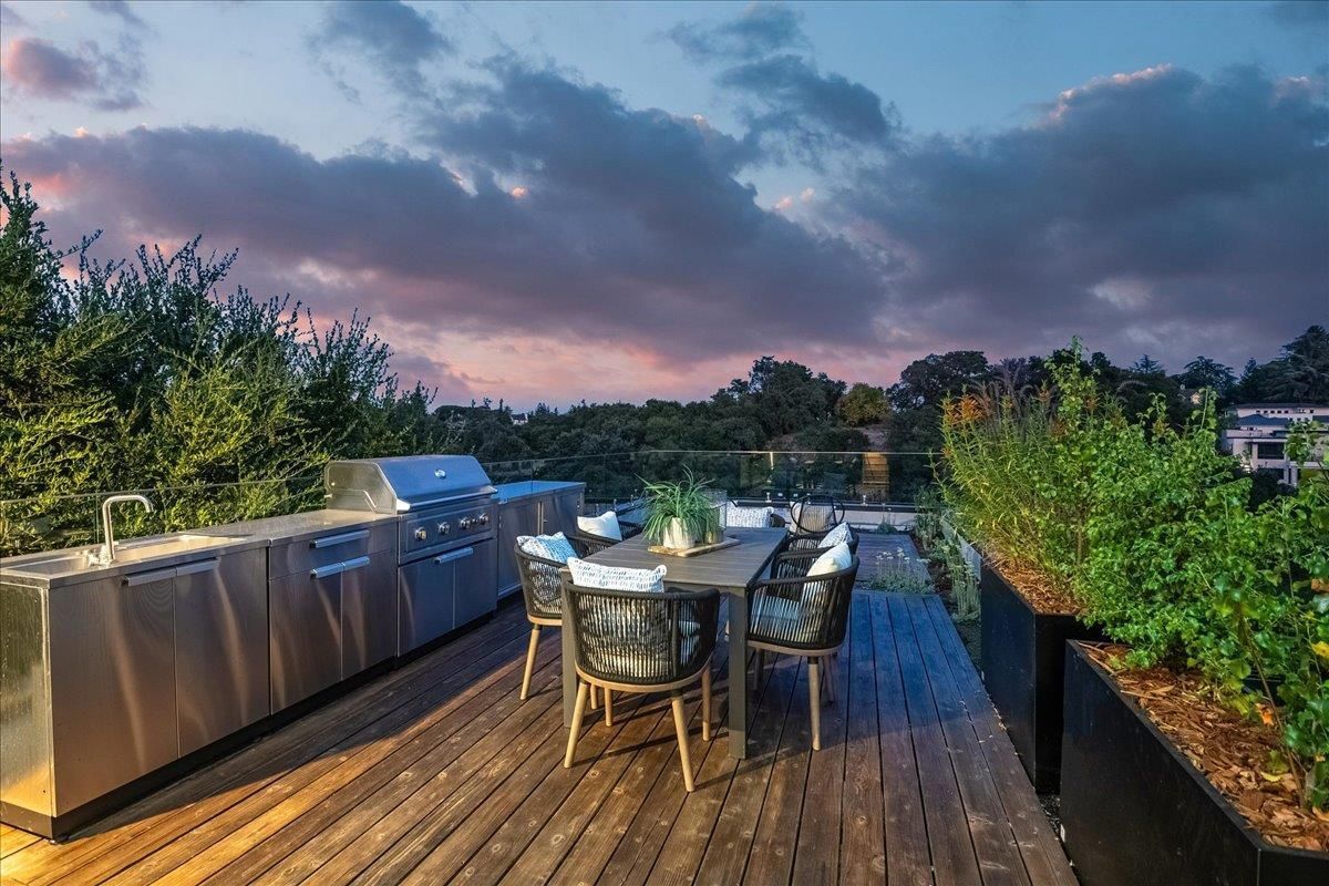 Exterior, Outdoor Kitchen