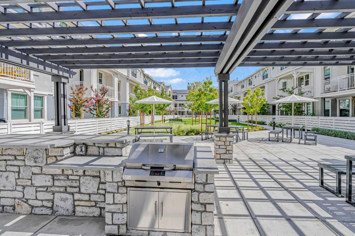 Exterior, Outdoor Kitchen