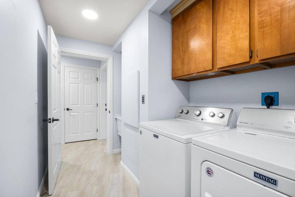 Interior, Recessed Lighting, Washer, Wood Texture Flooring