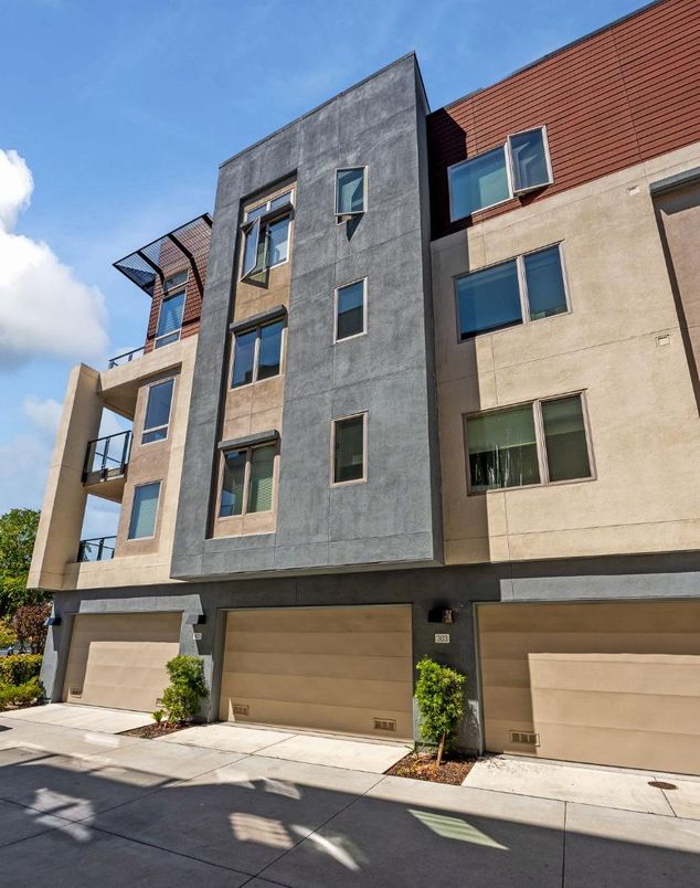 Attached, Exterior, Facade, Rowhouse