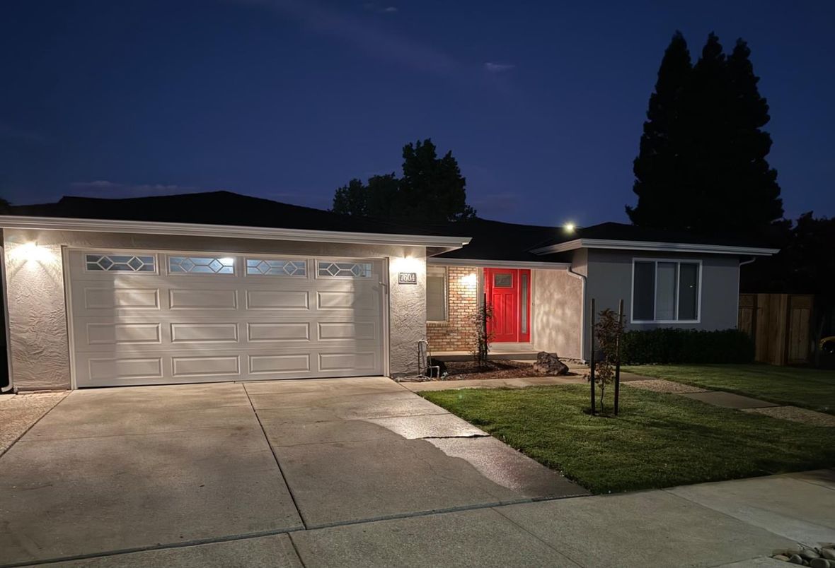 Attached, Exterior, Facade, Ranch