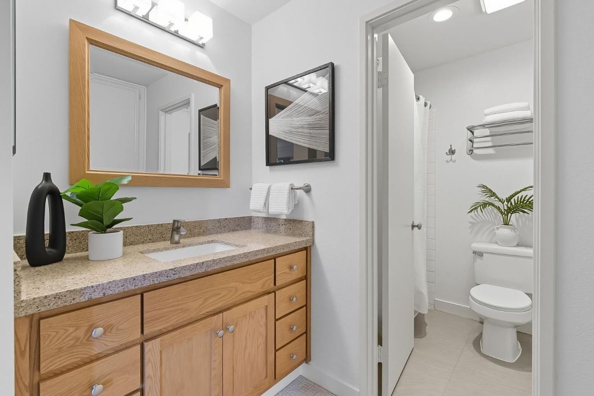 Bathroom, Dual Sink Vanities, Interior, Recessed Lighting