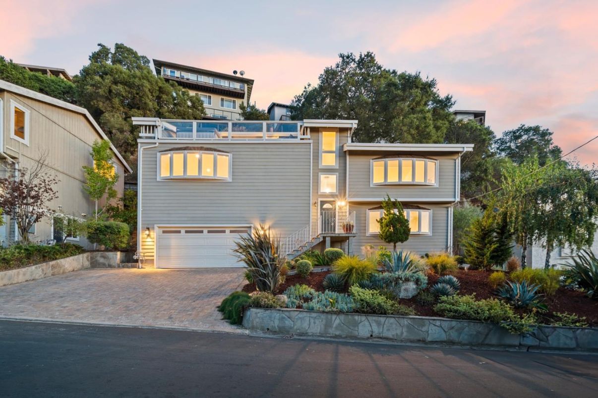 Attached, Exterior, Facade, Modern