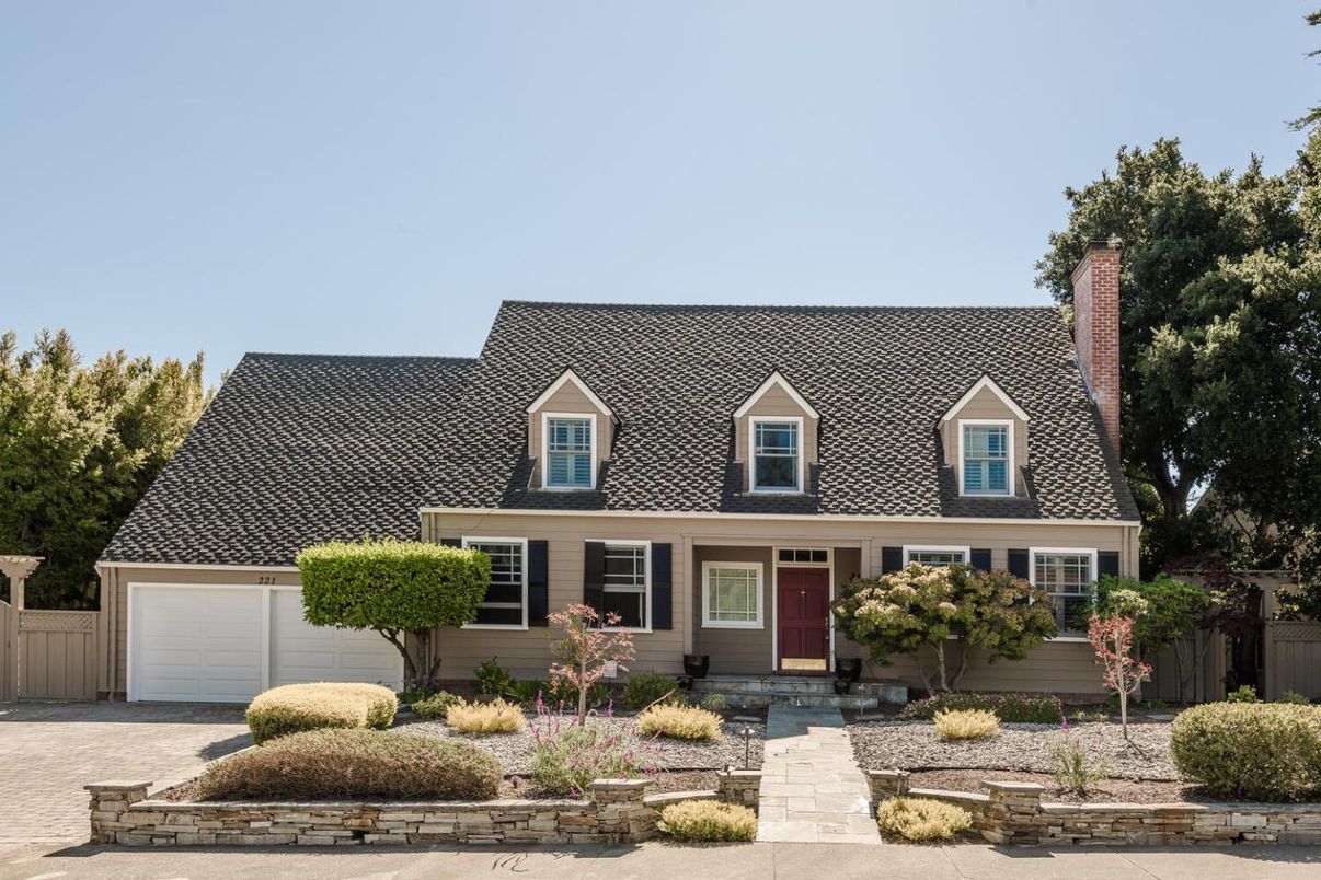 Attached, Exterior, Facade, Cape Cod