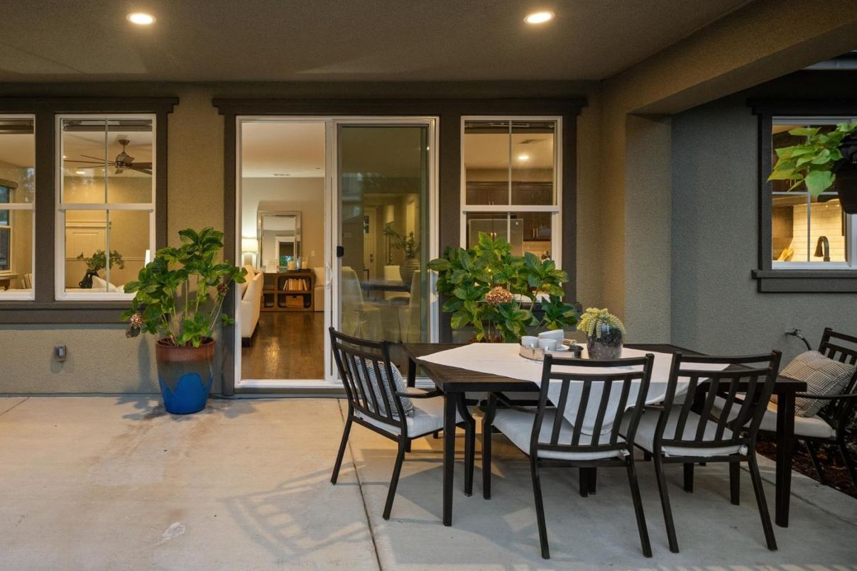 Dining room, Exterior, Recessed Lighting