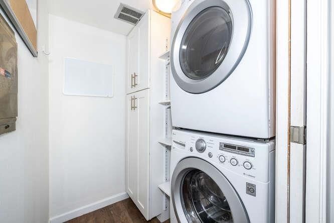 Interior, Utility Closets, Washer, Wood Texture Flooring