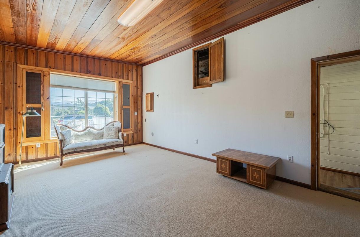 Empty room, Interior, Wooden Ceilings, Wooden Walls