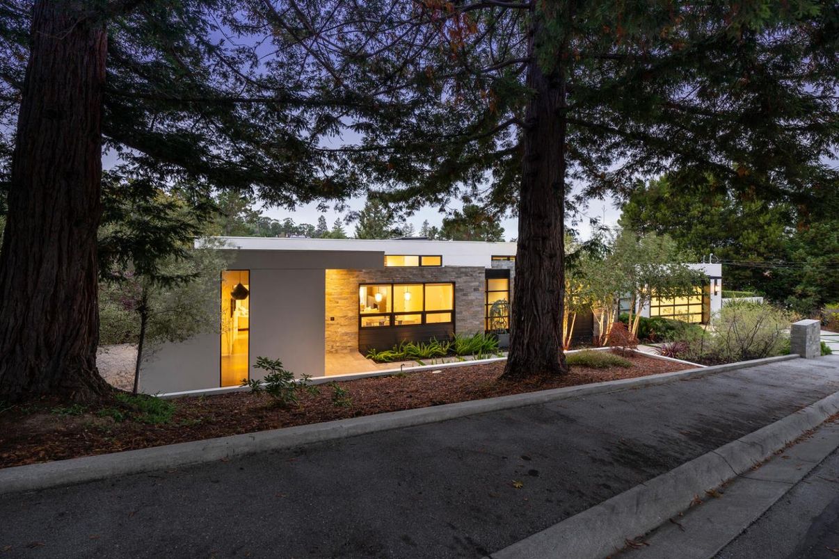Exterior, Facade, Modern