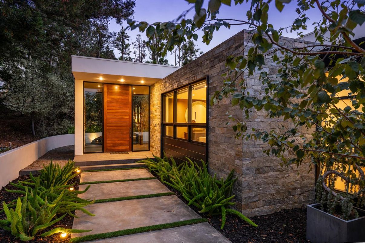 Exterior, Facade, Modern