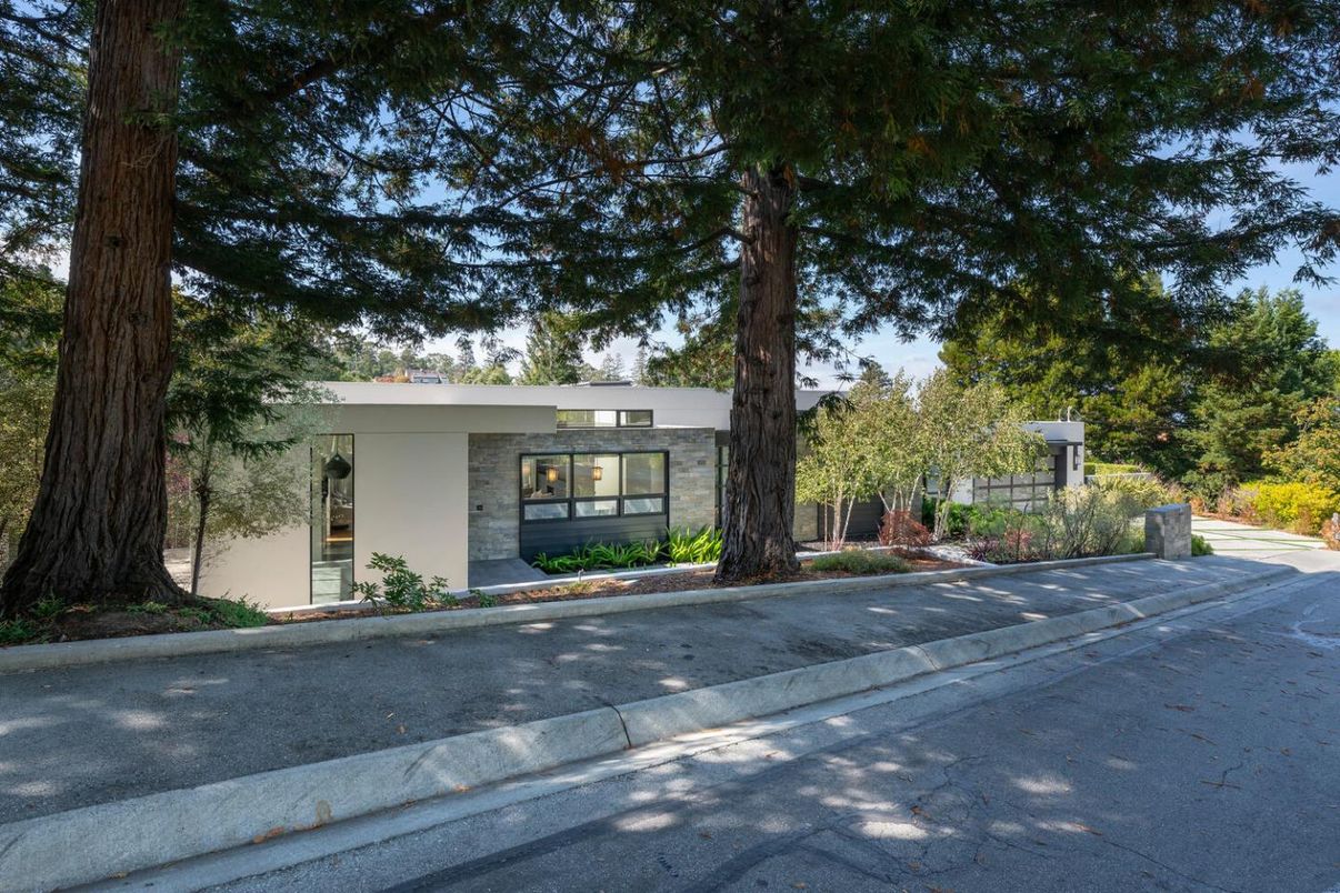 Exterior, Facade, Modern
