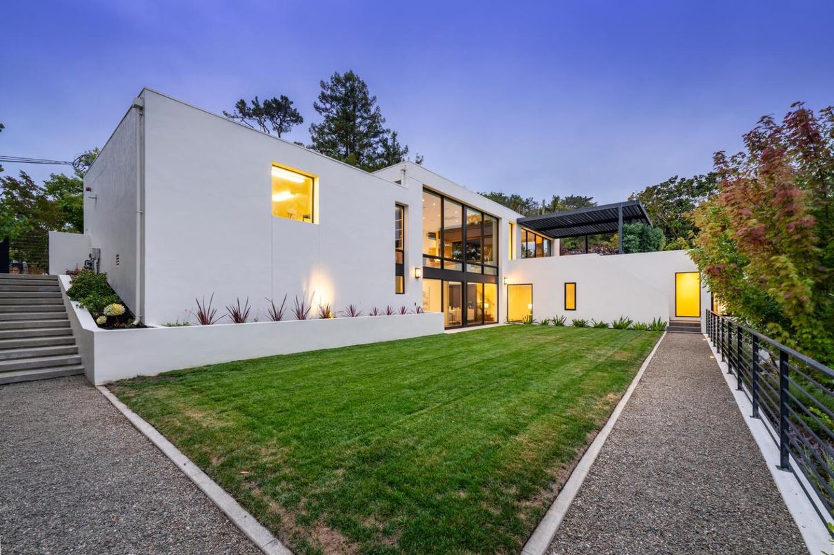 Backyard, Exterior, Facade, Modern