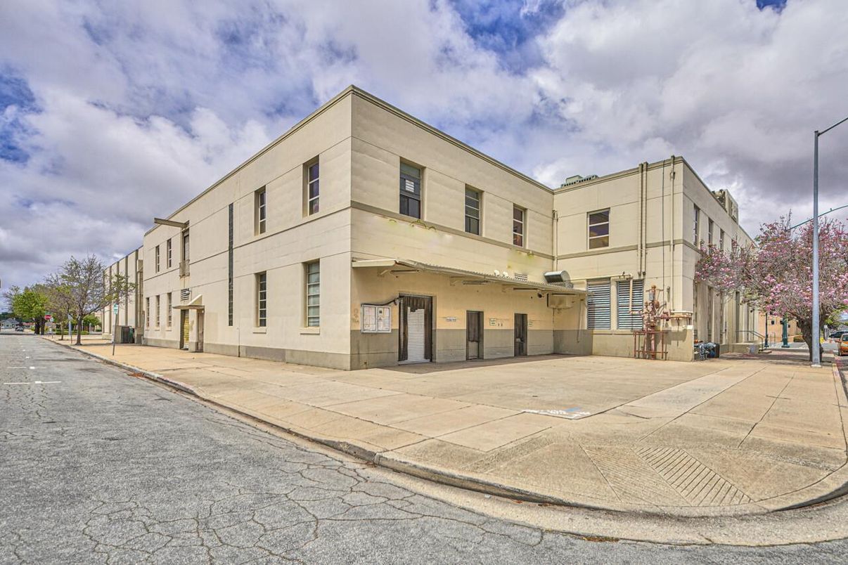 Exterior, Facade, Modern