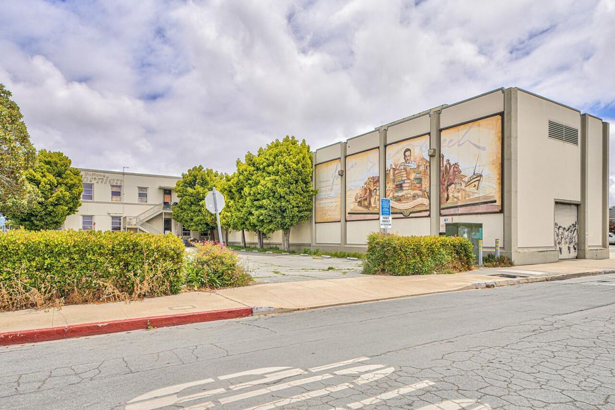 Exterior, Facade, Modern