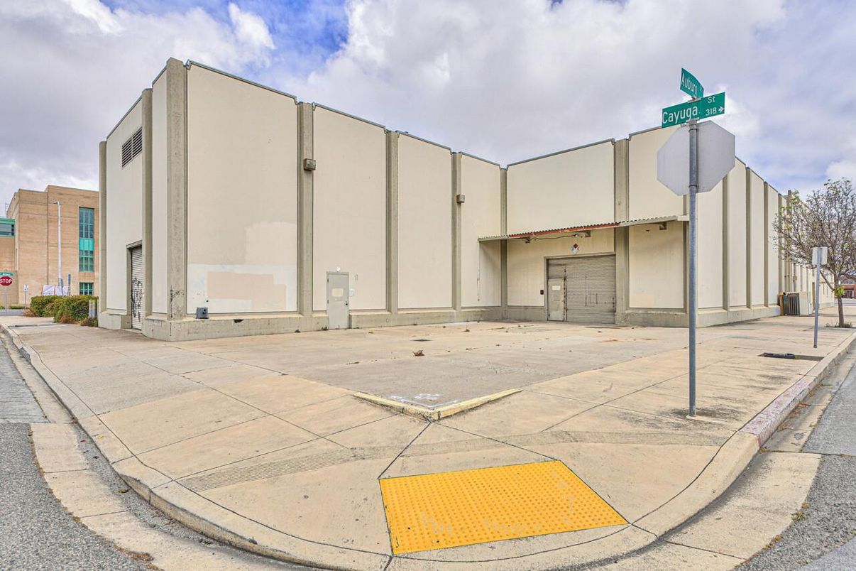 Exterior, Facade, Modern