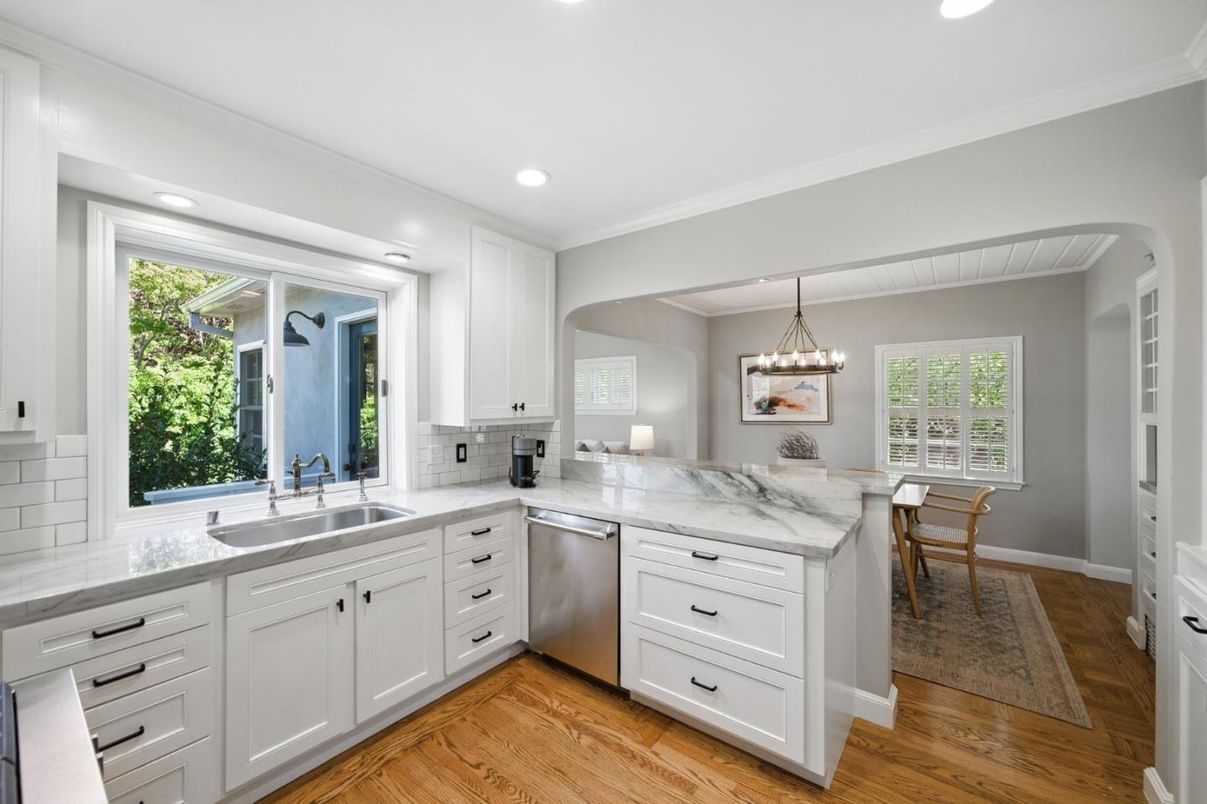 Dining room, Interior, Kitchen, Pendant Lights, Recessed Lighting, Wood Texture Flooring