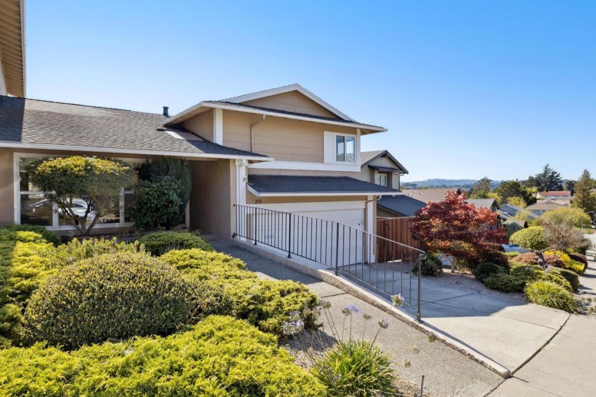 Attached, Exterior, Facade, American Craftsman