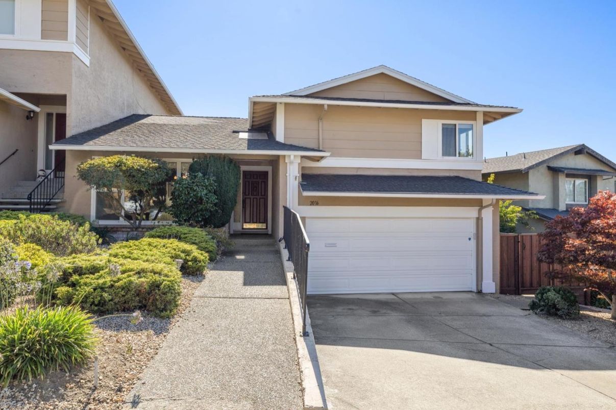 Attached, Exterior, Facade, American Craftsman