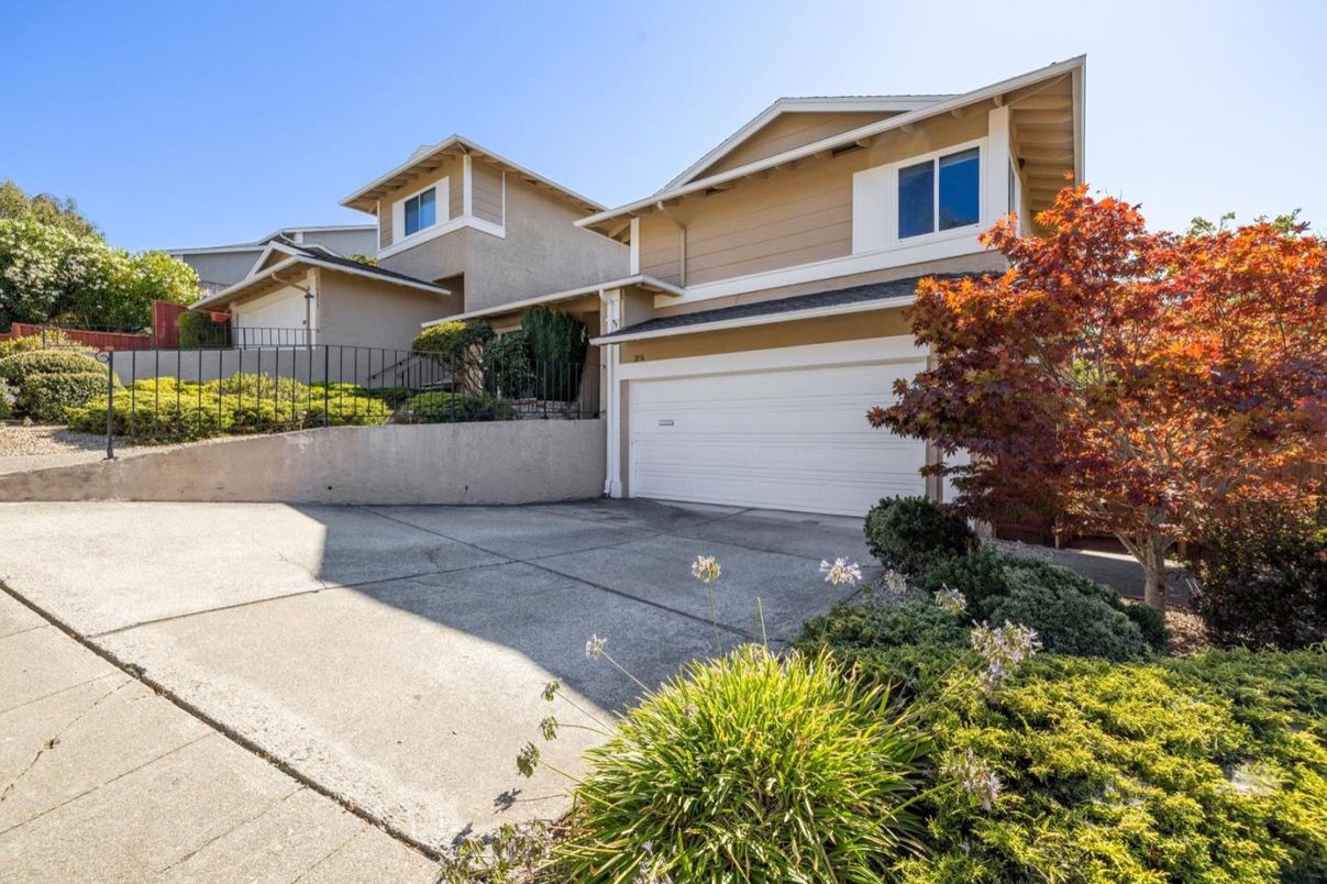 Attached, Exterior, Facade, American Craftsman