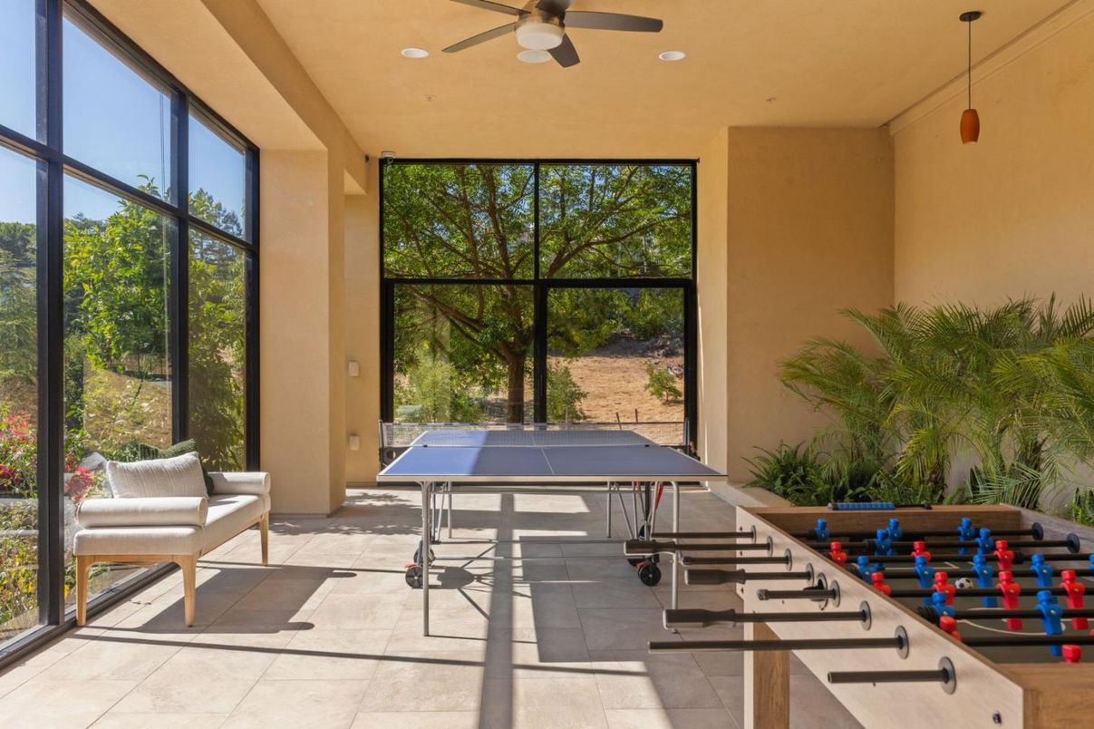 Game Room, Interior, Recessed Lighting