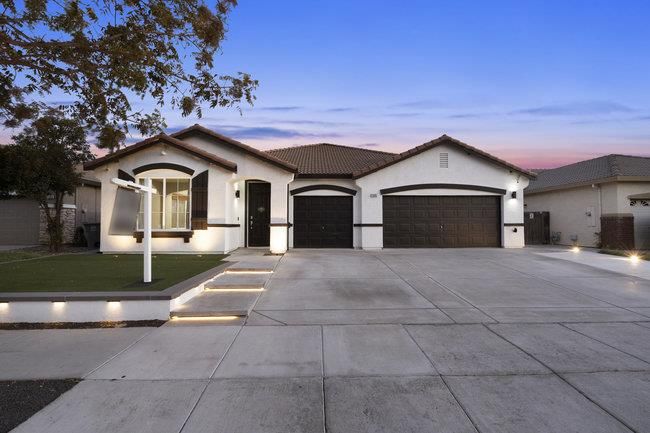 Attached, Exterior, Facade, Mediterranean