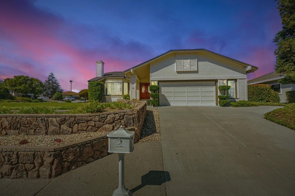 Attached, Exterior, Facade, Ranch