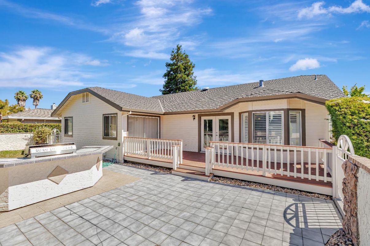 Exterior, Outdoor Kitchen