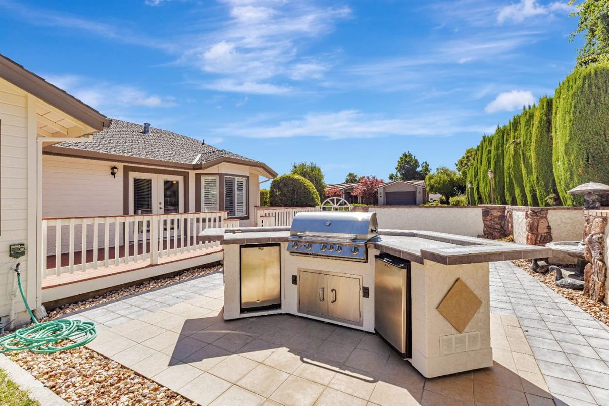 Exterior, Outdoor Kitchen