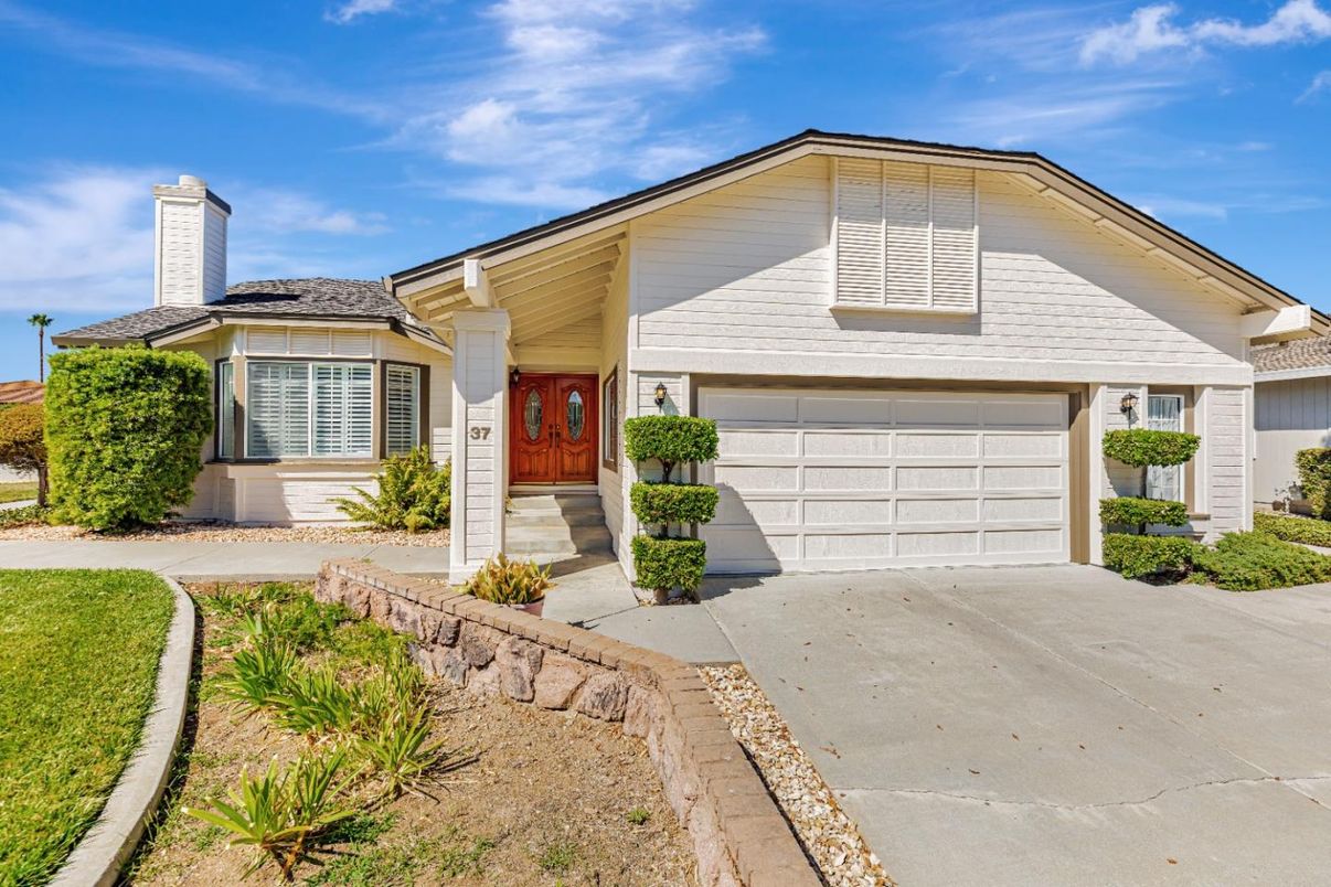 Attached, Exterior, Facade, Ranch