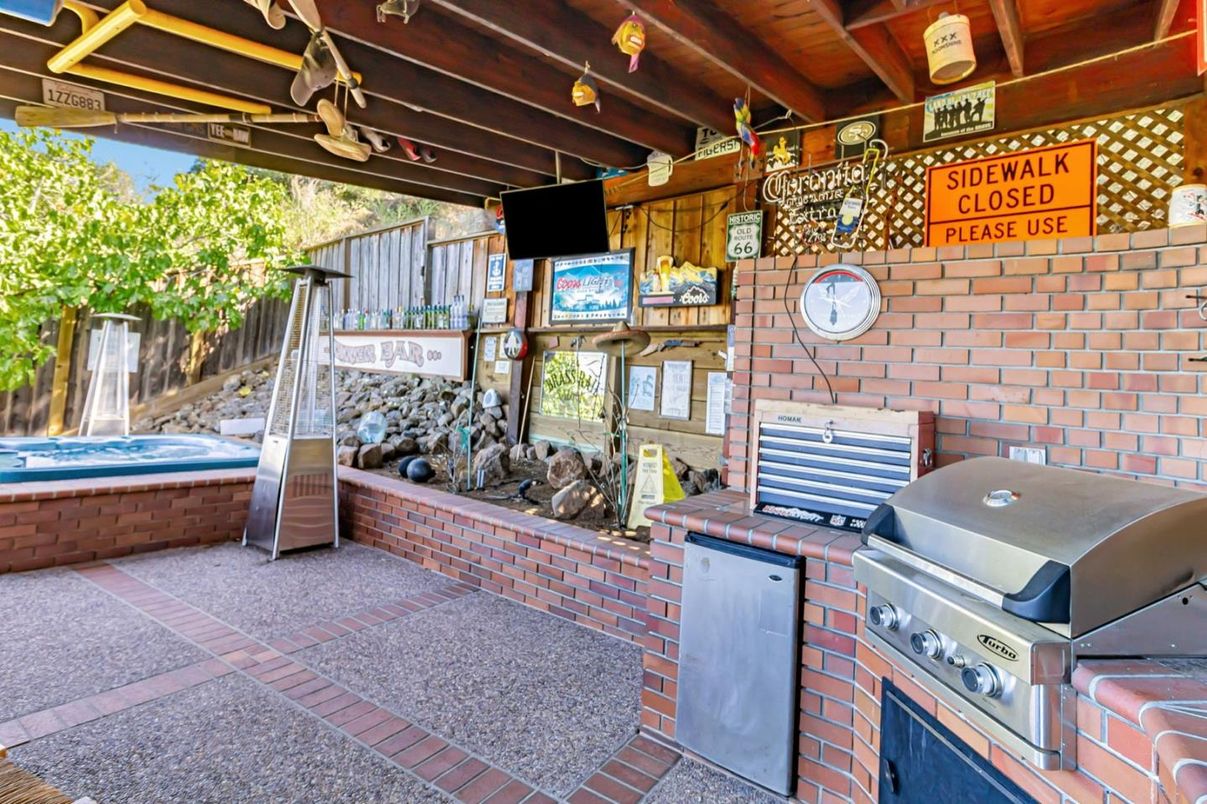 Exterior, Outdoor Kitchen