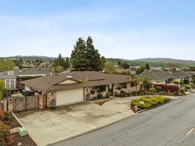 Attached, Exterior, Facade, Ranch