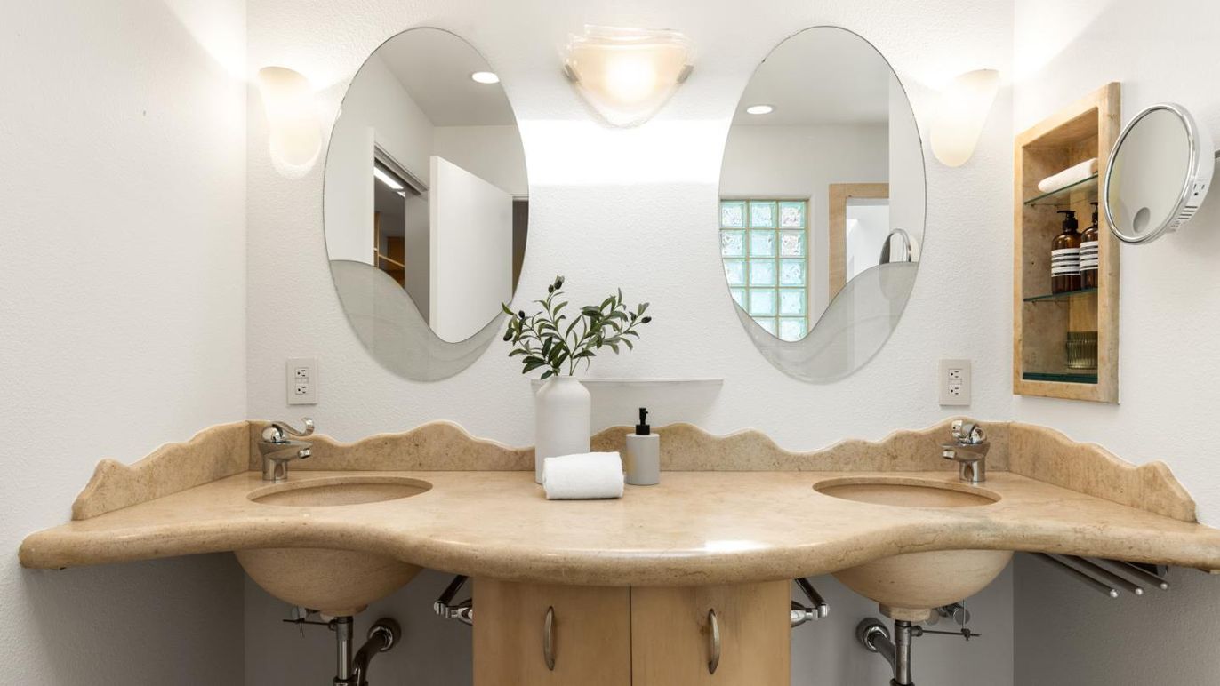 Bathroom, Dual Sink Vanities, Interior, Recessed Lighting
