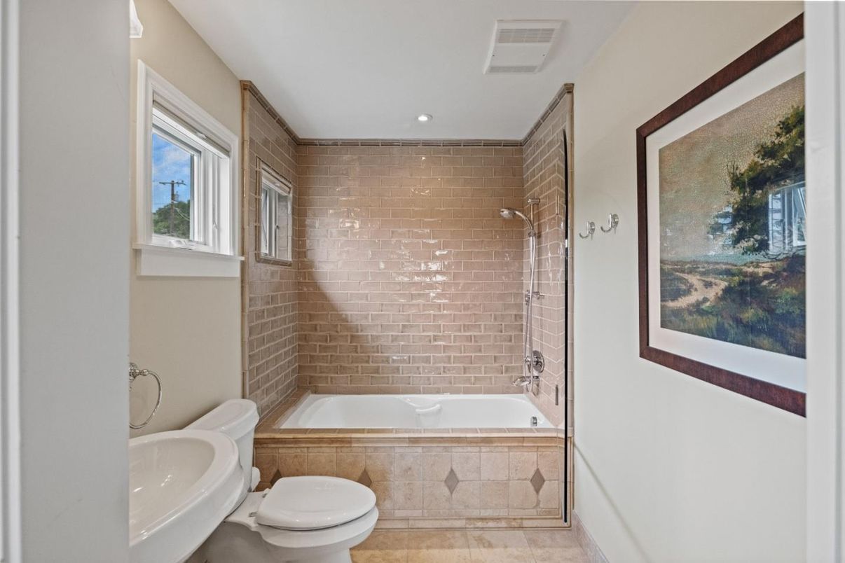 Bathroom, Interior, Recessed Lighting