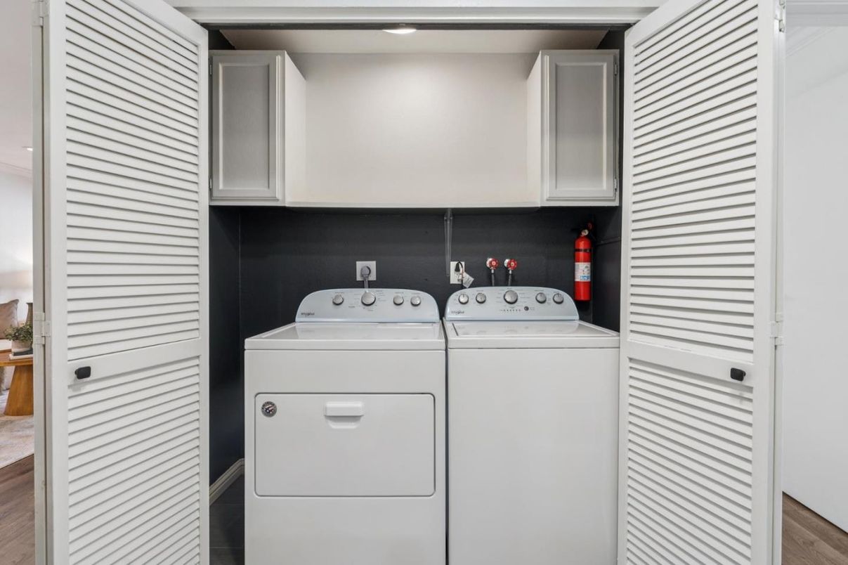 Interior, Utility Closets, Washer, Wood Texture Flooring