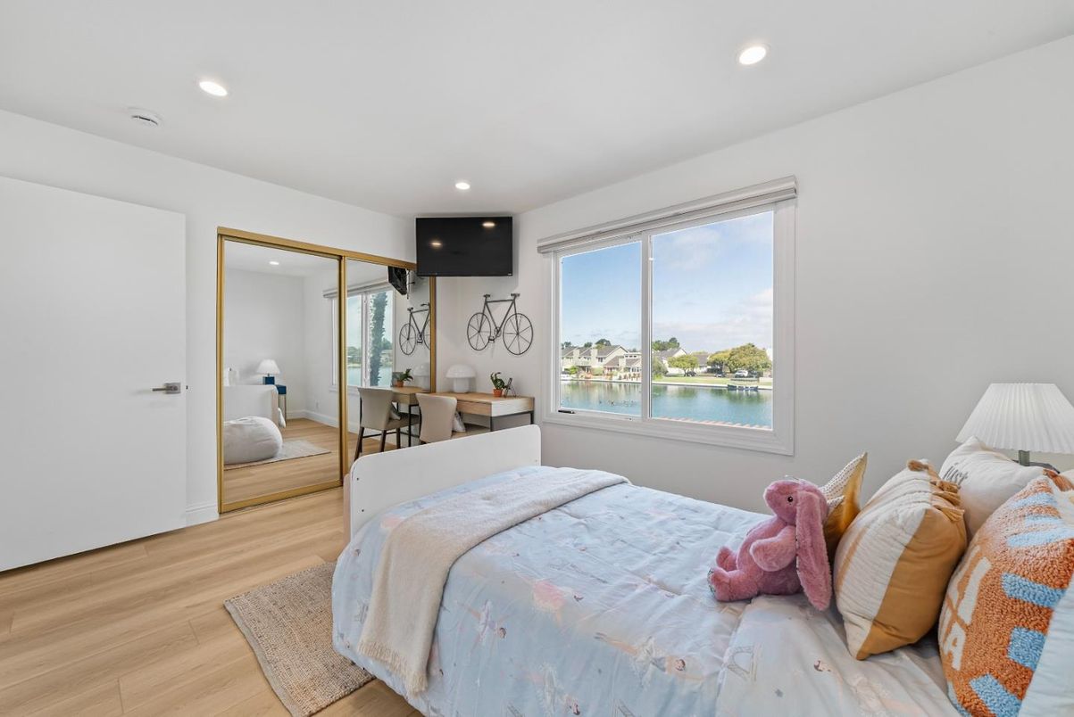 Bedroom, Interior, Recessed Lighting, Water, Wood Texture Flooring