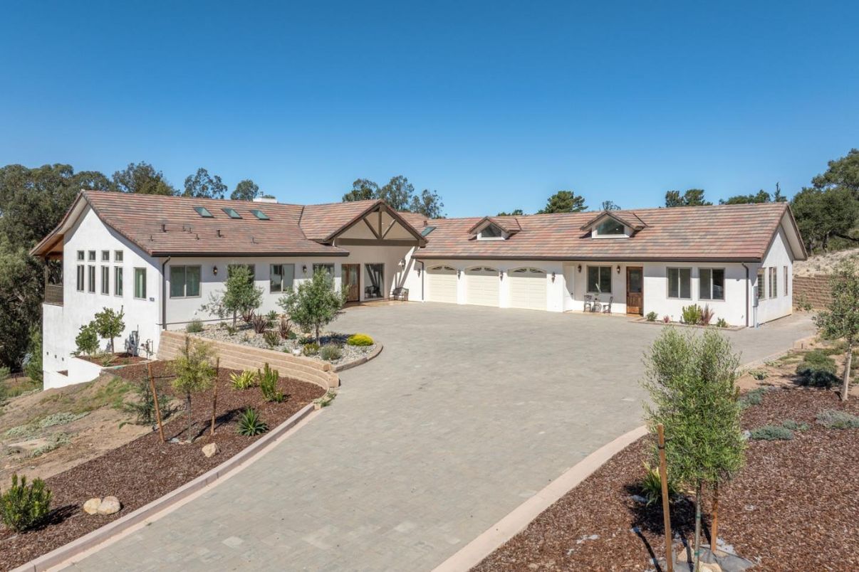 Attached, Exterior, Facade, Ranch