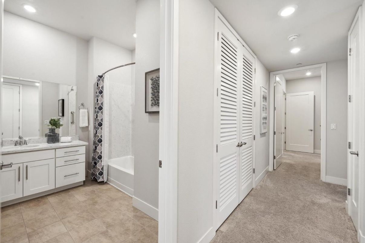 Bathroom, Dual Sink Vanities, Interior, Recessed Lighting