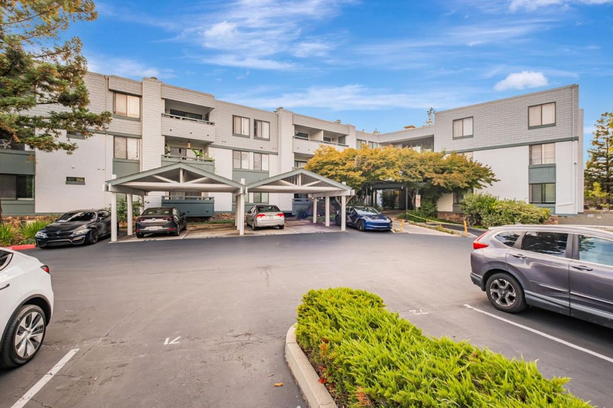 Exterior, Facade, Rowhouse