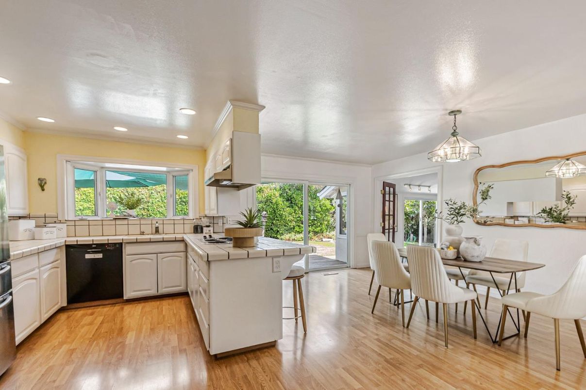 Dining room, Interior, Kitchen, Pendant Lights, Recessed Lighting, Tile Countertops, Wood Texture Flooring