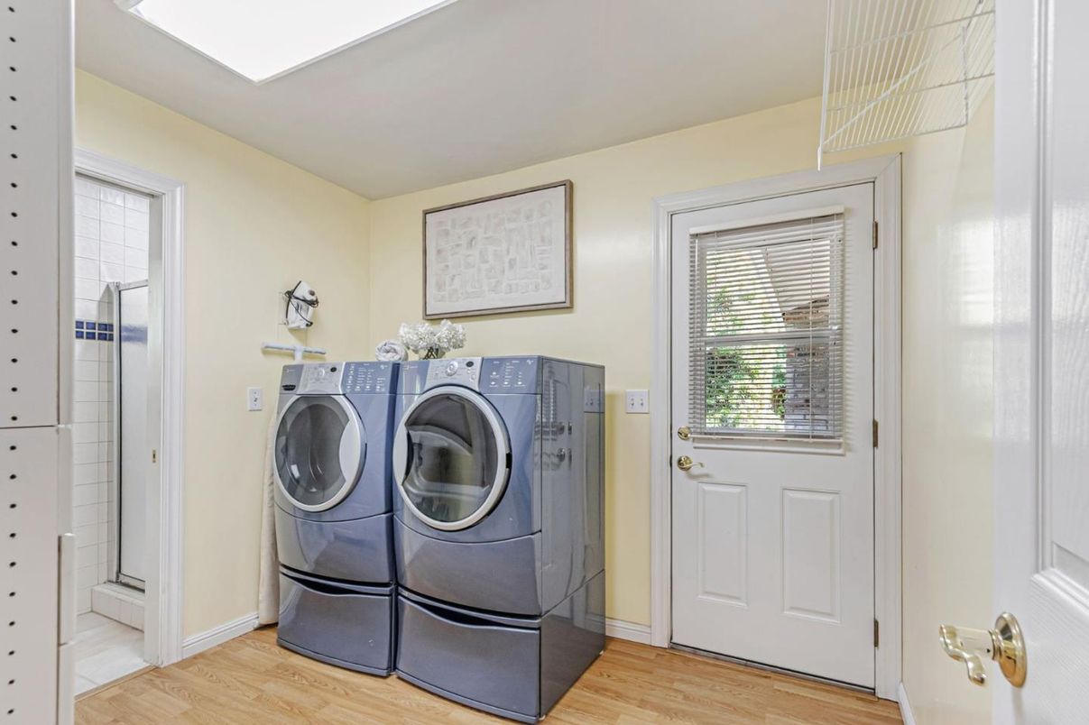 Interior, Washer, Wood Texture Flooring
