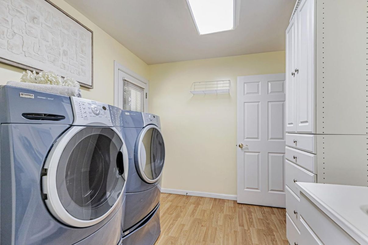 Interior, Washer, Wood Texture Flooring